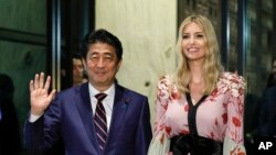 Ivanka Trump, penasihat dan putri Presiden Amerika Serikat Donald Trump, dan Perdana Menteri Jepang Shinzo Abe, tiba untuk makan malam di sebuah restoran di Tokyo, Jepang, Jumat, 3 November 2017.