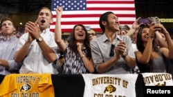 Para mahasiswa bersorak saat Presiden Obama berpidato mengenai naiknya pinjaman untuk mahasiswa di Universitas Colorado (24/4).