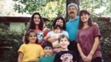 رابرت لوینسون در کنار همسر و فرزندانش - از وبسایت کمک به باب لوینسون