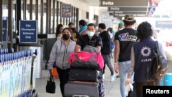 Penumpang mengantre di bandara saat virus COVID-19 berlanjut, di Los Angeles, California, AS, 27 Mei 2021. (Foto: REUTERS/Lucy Nicholson)