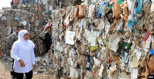 Gubernur Jawa Timur Khofifah Indar Parawansa melihat tumpukan sampah kertas impor dari negara-negara di Eropa, di lokasi penimbunan milik pabrik kertas Pakerin di Kabupaten Mojokerto, 19 Juni 2019. (Foto: Petrus Riski/VOA)