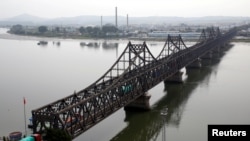중국 접경 도시 단둥과 북한 신의주를 연결하는 '중조우의교' 위로 화물차가 지나고 있다. (자료사진)