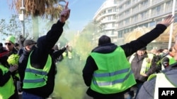 Des manifestants scandent des slogans et des gestes lors d'une manifestation antigouvernementale appelée par le mouvement des Gilets jaunes "Gilets Jaunes" à Nice, dans le sud de la France, le 12 janvier 2019.