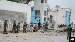 19일 소말리아의 모가디슈 유엔 사무소 테러 현장을 아프리카연합 평화유지군이 지키고 있다.