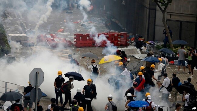 2019年6月12日,香港防暴警察在立法会外向抗议者发射催泪弹。