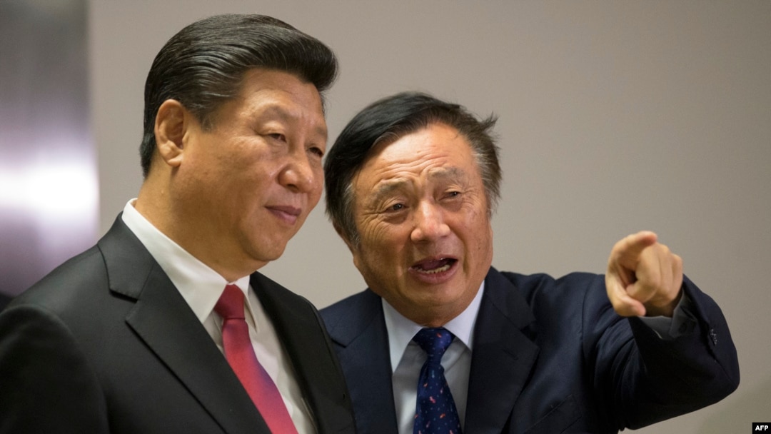 中國領導人習近平（左）於2015年10月21日對英國進行國事訪問期間，在倫敦參觀了中國科技公司華為技術有限公司，並由華為總裁任正非陪同講解。