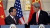 美国国务卿克里(右)和中国外长王毅在华盛顿会晤
