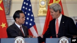 Ngoại trưởng Hoa Kỳ John Kerry (phải) và Ngoại trưởng Trung Quốc Vương Nghị họp tại Washington, 19/9/13