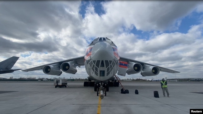 Sebuah pesawat di Bandara Zhukovsky, Wilayah Moskow, Rusia, membawa sejumlah bantuan medis untuk mengatasi wabah COVID-19 di India, 28 April 2021. (Foto: Kementerian Darurat Rusia / Handout via REUTERS)