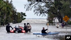 11일 허리케인 '어마'가 지나간 미국 플로리다주 잭슨빌에서 구조대가 생존자 수색 작업을 벌이고 있다.