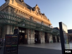 Main train station in Nice (L. Ramirez/VOA)