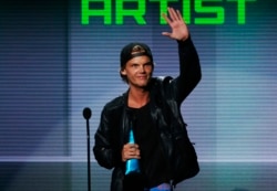 Avicii menerima penghargaan artis musik dansa elektronik favorit di American Music Awards ke-41 di Los Angeles, California 24 November 2013. (REUTERS / Lucy Nicholson).