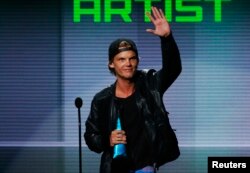 Avicii menerima penghargaan artis musik dansa elektronik favorit di American Music Awards ke-41 di Los Angeles, California 24 November 2013. (REUTERS / Lucy Nicholson).