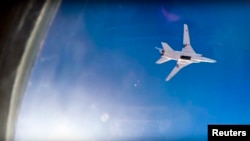 러시아의 Tu-22M3 장거리 폭격기가 16일 시리아 알레포 상공에서 공습 임무를 수행하고 있다. 러시아 국방부는 자국 전투기가 시리아 내 ISIL 공습 임무를 수행하기 위해 이란 공군기지에서 이륙했다며, 동영상을 공개했다.