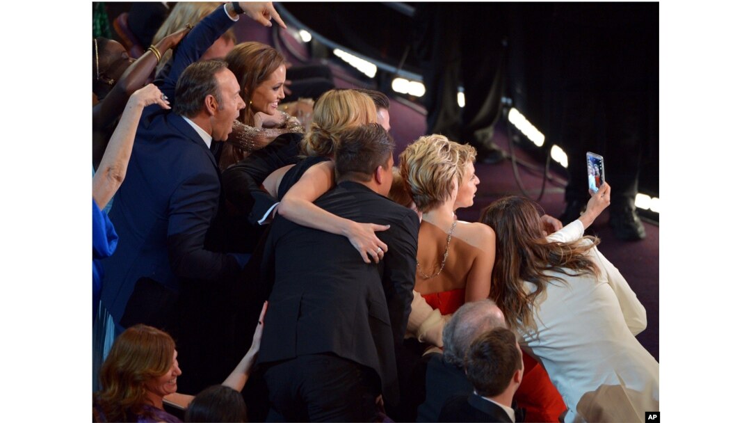 Kevin Spacey, Angelina Jolie, Julia Roberts, Brad Pitt, Jennifer Lawrence, Ellen DeGeneres y Jared Leto junto a otras celebridades.