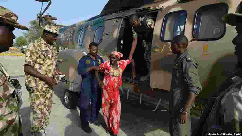 Amina Ali a été transportée par un hélicoptère de l’armée nigériane de Damboa à Maiduguri après avoir été retrouvée près de la foret de Mambissa.