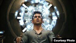 Quaid (Colin Farrell) seated in the Mind Trip Chair inside the Rekall Tripping Den in Columbia Pictures' action thriller TOTAL RECALL.