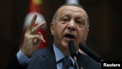 레제프 타이이프 에르도안 터키 대통령이 8일 터키 앙카라 의회에서 열린 '정의개발당'회의에서 연설하고 있다. 