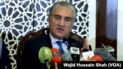 Menteri Luar Negeri Pakistan Shah Mahmood Qureshi berbicara kepada media di Islamabad.