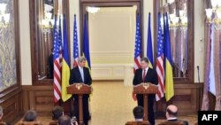 Prezidan ikrenyen an, Petro Poroshenko (adwat) ak Sekretè Deta John Kerry pandan yo tap bay yon konferans pou laprès nan Kyèv. (Foto: 5 fevriye 2015). 