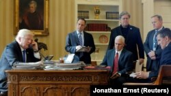ARHIVA: Stiv Benon sa potpredsednikom Majkom Pensom i drugim najvišim saradnicima bivšeg predsednika Donalda Trampa u Ovalnoj kancelariji Bele kuće 28. januara 2017.
