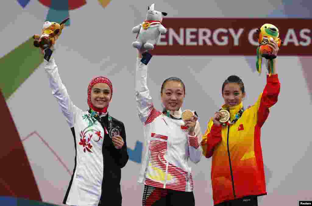 مراسم اهدای مدال ووشو در بخش تالوی بانوان در جاکارتا. زهرا کیانی موفق به کسب مدال نقره در این دور از مسابقات شد.