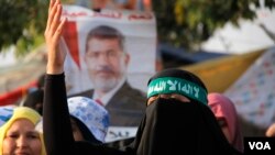 Pada sebuah protes pro-Morsi di Kairo, para ibu mengatakan mereka membawa anak-anak berdemonstrasi untuk mengajari mereka memperjuangkan hak. (VOA/H. Elrasam)