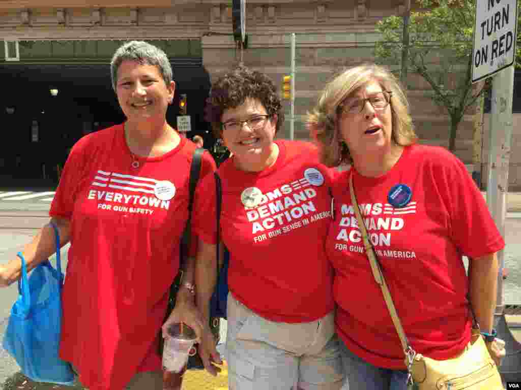 Des milliers de manifestants ont marché dans les rues de la ville de Philadelphie devant le lieu de la convention démocrate, le 25 juillet 2016.