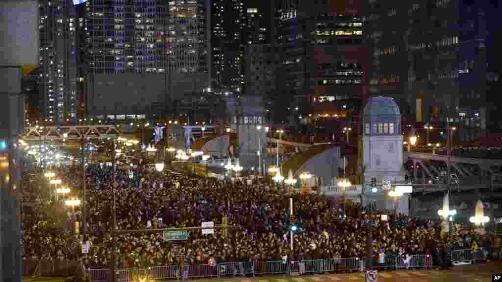 A crowd waits to watch Nik Wallenda begin his walk on a tightrope in Chicago, Nov. 2, 2014. 