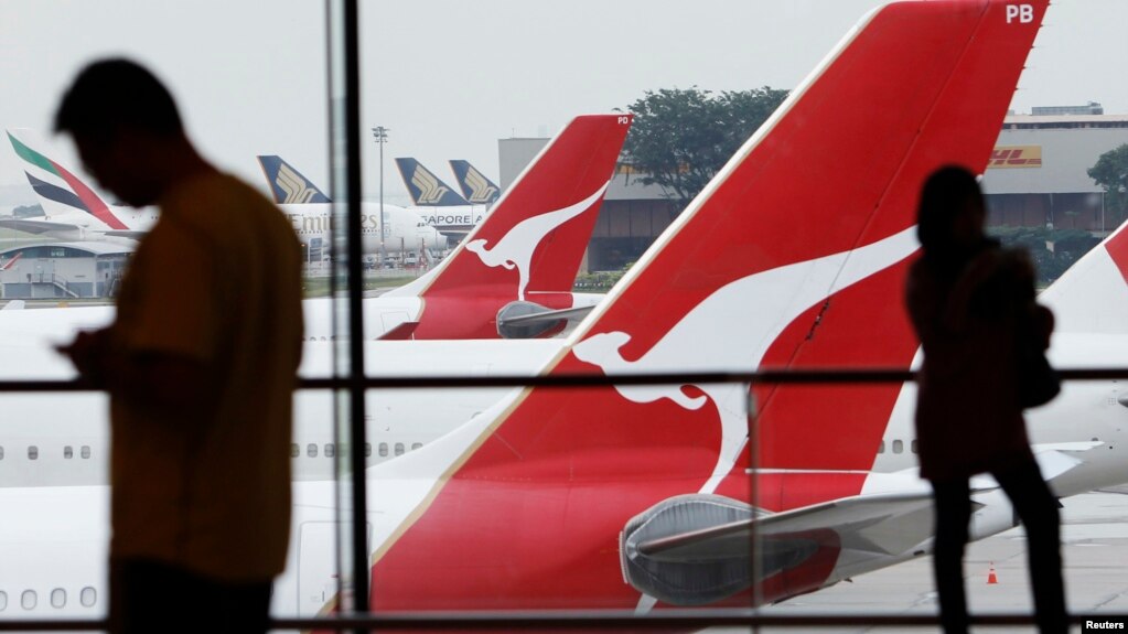 Máy bay của hãng hàng không Qantas Airlines của Úc tại sân bay Changi ở Singapore. Qantas là một trong nhiều hãng hàng không trên thế giới phải điều chỉnh đường bay tránh eo biểu Hormuz nơi Iran bắn hạ một máy bay không người lái của Mỹ hôm 20/6.