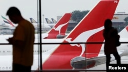 Máy bay của hãng hàng không Qantas Airlines của Úc tại sân bay Changi ở Singapore. Qantas là một trong nhiều hãng hàng không trên thế giới phải điều chỉnh đường bay tránh eo biểu Hormuz nơi Iran bắn hạ một máy bay không người lái của Mỹ hôm 20/6.