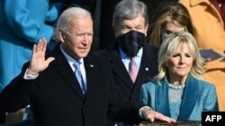조 바이든(왼쪽) 미국 대통령이 지난 1월 20일 취임식에서 부인 질(오른쪽) 여사가 지켜보는 가운데 선서하고 있다.