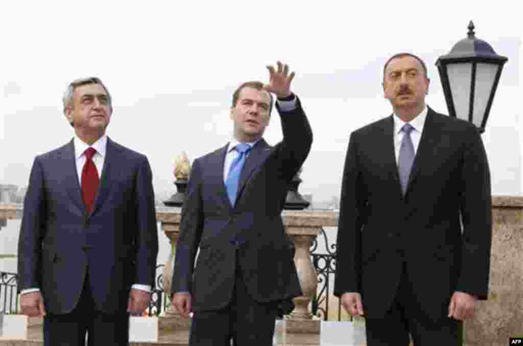 Russian President Dmitry Medvedev, center, Armenian President Serge Sarkisian, left, and Azerbaijan's President Ilham Aliyev, right, take in the sights whilst heading for their meeting in the Kremlin in Kazan, about 700 kilometers (450 miles) east of Mosc