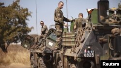 Tentara Perancis mengisi bahan bakar untuk kendaraan militer yang membawa mereka ke Bamako, 15 Januari 2013. (REUTERS/Joe Penney). 