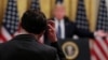 Un periodista se rasca la cabeza tras escuchar una de las respuestas del presidente de EE.UU., Donald Trump, durante una comparecencia en la Casa Blanca.