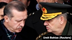 İlker Başbuğ, emekli olmadan önce Başbakan Recep Tayyip Erdoğan'la