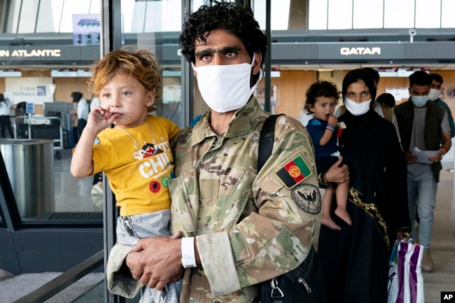 کابل سے روانہ ہونے والے افغان تارکین وطن واشنگٹن کے ڈیلس ایئرپورٹ سے باہر آ رہے ہیں۔ 27 اگست 2021