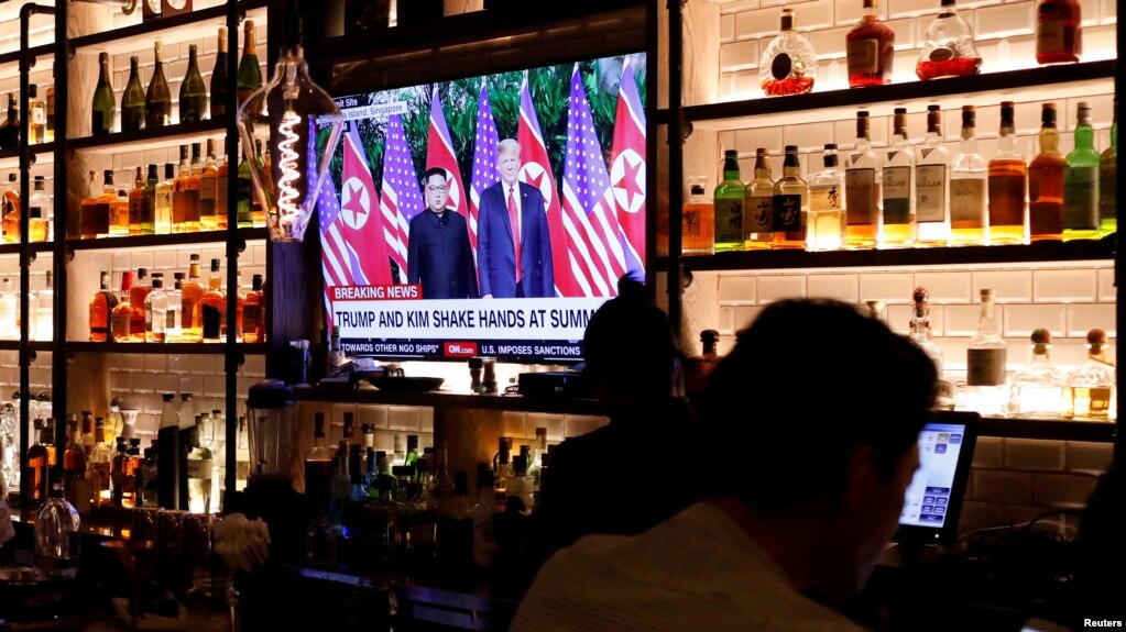 Un televisor en el bar Baro, de Manhattan, transmite la cumbre en Singapur entre el presidente de EE.UU. Donald Trump y el líder de Corea del Norte Kim Jong Un. Nueva York, junio 11 de 2018.
