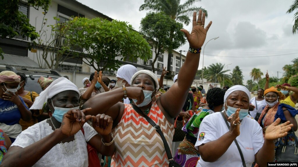 Les femmes du Rassemblement démocratique africain (PDCI-RDA) et le Front populaire ivoirien (FPI) protestent contre un troisième mandat du président ivoirien Alassane Ouattara, dans le district de Cococdy à Abidjan le 21 août , 2020. (Photo par Issouf SANOGO / AFP)