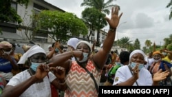 Les femmes du Rassemblement démocratique africain (PDCI-RDA) et le Front populaire ivoirien (FPI) protestent contre un troisième mandat du président ivoirien Alassane Ouattara, dans le district de Cococdy à Abidjan le 21 août , 2020. (Photo par Issouf SANOGO / AFP)