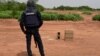 Un policier nigérien monte la garde dans la réserve de Kouré, à environ 60 km de Niamey le 21 août 2020.