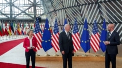 美国总统拜登（中）与欧盟委员会主席冯德莱恩（左一）和欧洲理事会主席米歇尔2021年6月15日在布鲁塞尔举行峰会（路透社）
