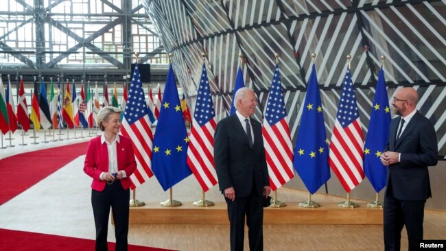 美国总统拜登（中）与欧盟委员会主席冯德莱恩（左一）和欧洲理事会主席米歇尔2021年6月15日在布鲁塞尔举行峰会（路透社）