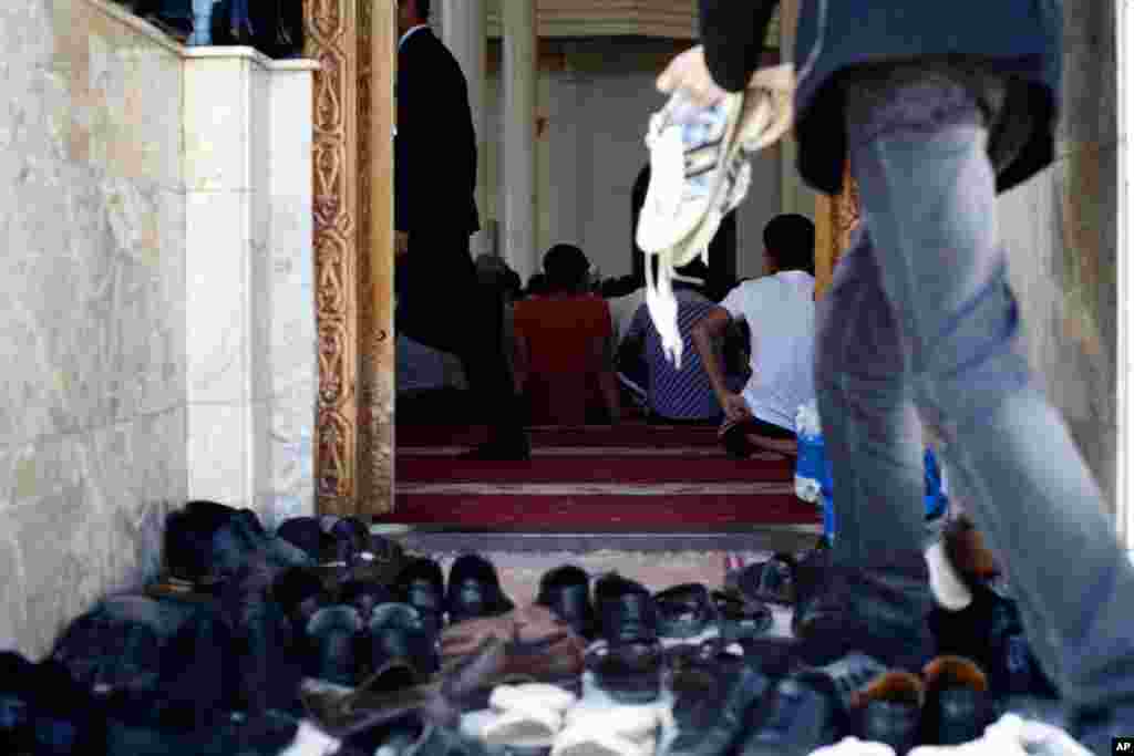 Friday prayer at Dushanbe's central mosque, September 30, 2011. (VOA - Y. Weeks)