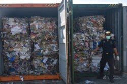 Indonesia mengirim kembali sampah ini ke negara-negara barat setelah mengetahui bahwa sampah-sampah ini terkontaminasi oleh popok, plastik dan bahan lainnya (dok: AP)