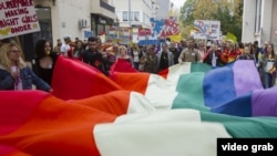 Zastava duginih boja koja simbolizuje LGBT populaciju na Paradi ponosa u Podgorici