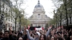 Sinh viên Pháp biểu tình phản đối cải cách giáo dục của Tổng thống Macron trước trường đại học Sorbonne ở Paris ngày 10/4/2018.