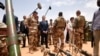 Le président français Emmanuel Macron, centre gauche, rend visite aux soldats de l'opération Barkhane, la plus grande opération militaire française à l'étranger, à Gao, dans le nord du Mali, le vendredi 19 mai 2017.