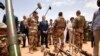 Le président français Emmanuel Macron, centre gauche, rend visite aux soldats de l'opération Barkhane, la plus grande opération militaire française à l'étranger, à Gao, dans le nord du Mali, le vendredi 19 mai 2017.
