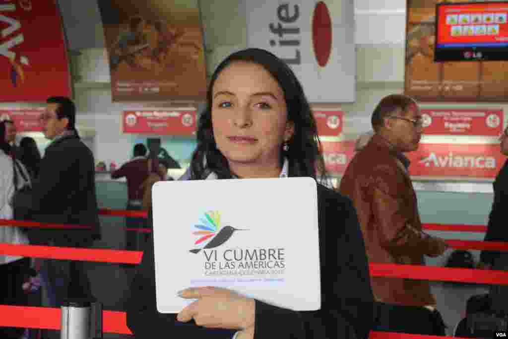 Con una sonrisa, los organizadores de la Cumbre de las Américas dan la bienvenida a los participantes.